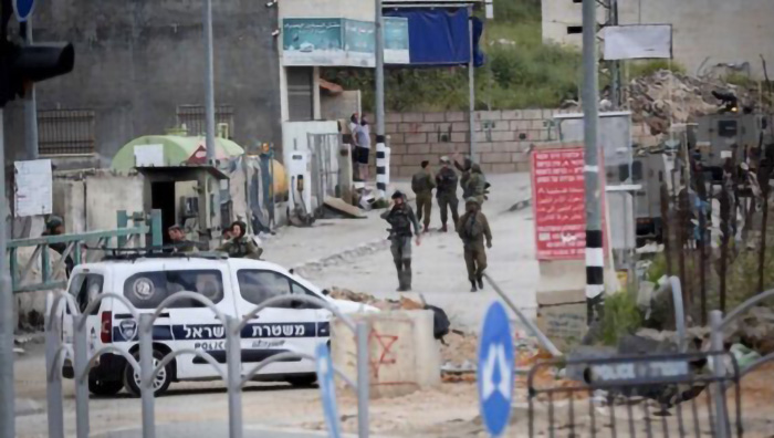 2024年4月21日，以色列軍隊在約旦河西岸希伯崙槍擊案附近站崗。（照片來源：Wisam Hashlamoun: FLASH90）